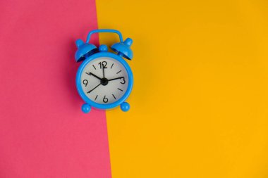 Kopya uzay kavramına sahip mini bir çalar saat. düz süslü arkaplan. 