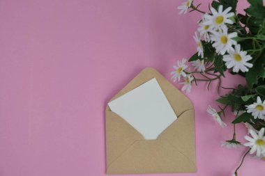 Pembe ofis aletleri, pembe kulaklık, not defteri, kalem ve pembe arka planda bir buket pembe lale fotokopi alanı konsepti.