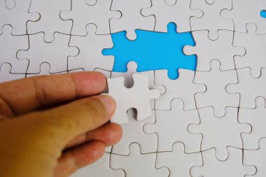 Bir metin şablonu için kayıp bulmacalı beyaz yapboz. Mor arkaplanda izole edilmiş fotoğrafın üstünde