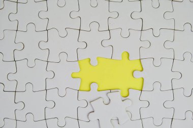 Bir metin şablonu için kayıp bulmacalı beyaz yapboz. Mor arkaplanda izole edilmiş fotoğrafın üstünde