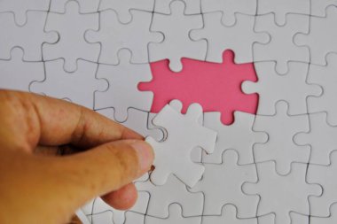 Bir metin şablonu için kayıp bulmacalı beyaz yapboz. İzole edilmiş fotoğrafın üzerinde