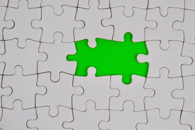 Bir metin şablonu için kayıp bulmacalı beyaz yapboz. İzole edilmiş fotoğrafın üzerinde