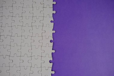 Bir metin şablonu için kayıp bulmacalı beyaz yapboz. İzole edilmiş fotoğrafın üzerinde