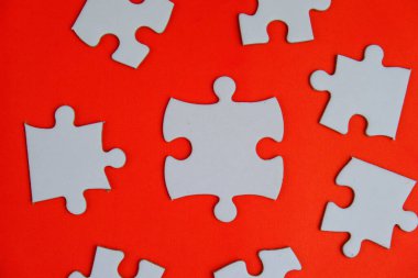 Bir metin şablonu için kayıp bulmacalı beyaz yapboz. İzole edilmiş fotoğrafın üzerinde