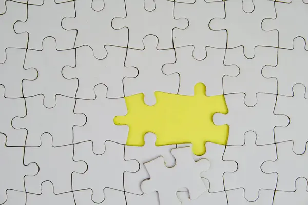 Bir metin şablonu için kayıp bulmacalı beyaz yapboz. Mor arkaplanda izole edilmiş fotoğrafın üstünde