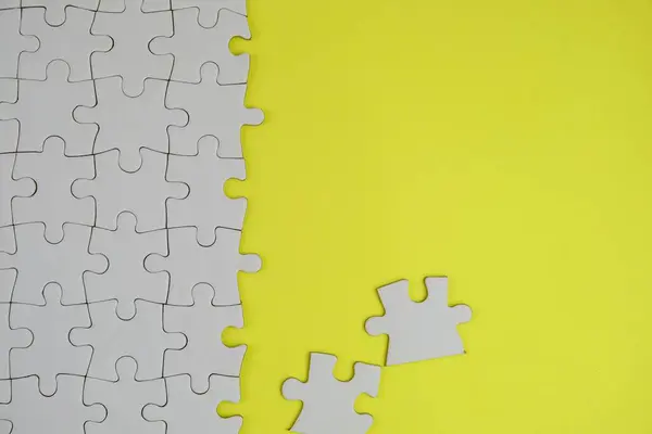 Bir metin şablonu için kayıp bulmacalı beyaz yapboz. İzole edilmiş fotoğrafın üzerinde