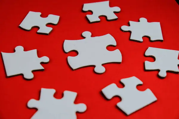 Bir metin şablonu için kayıp bulmacalı beyaz yapboz. İzole edilmiş fotoğrafın üzerinde