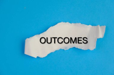 mavi arka planda yırtık beyaz kağıt. Dışı Gelenlerin Metni. 