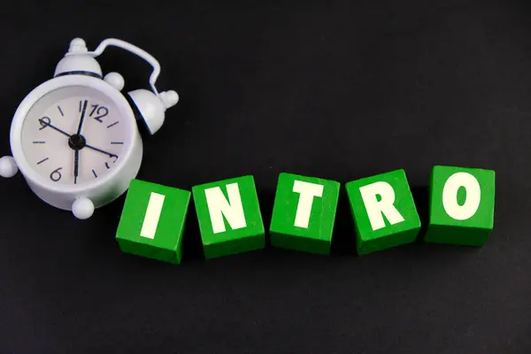 Eğitim olarak INTRO metni ve koyu arkaplan üzerine sunum konsepti içeren yeşil renkli tahta bloklar.