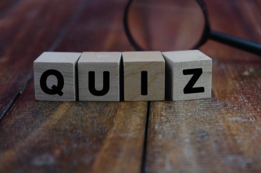 Tahta blokta Yarışma Zamanı. quiz ya da quiz oyunlarına cevap verme kavramı