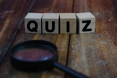 Tahta blokta Yarışma Zamanı. quiz ya da quiz oyunlarına cevap verme kavramı