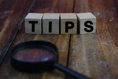 Tahta zemin üzerinde TIPS metni