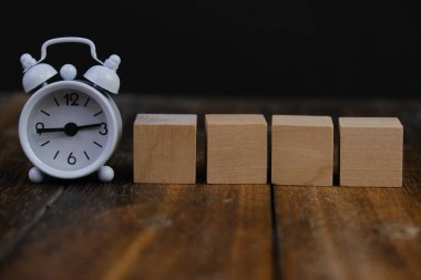 Tahta blok, alarm saati ve metin uzayı kavramının şablonu yok. iş kavramı