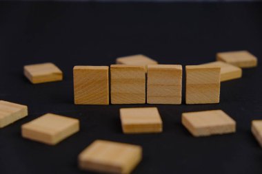 Tahta blok ve defter, mesaj alanı kavramının şablonu olmayan çalar saat. iş kavramı