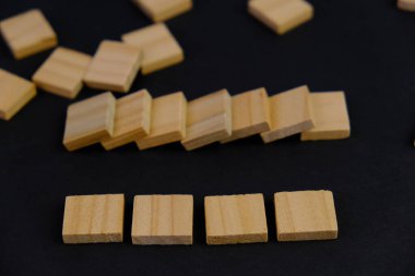 Tahta blok ve defter, mesaj alanı kavramının şablonu olmayan çalar saat. iş kavramı