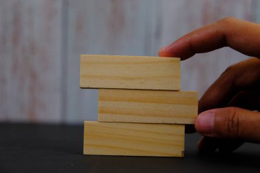 Tahta blok ve defter, mesaj alanı kavramının şablonu olmayan çalar saat. iş kavramı