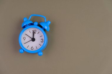 Tahta blok, alarm saati ve metin uzayı kavramının şablonu yok. iş kavramı