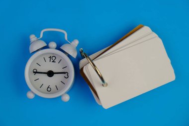 Tahta blok, alarm saati ve metin uzayı kavramının şablonu yok. iş kavramı