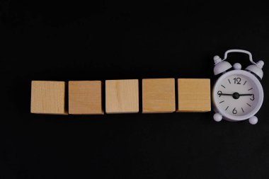 Tahta blok, alarm saati ve metin uzayı kavramının şablonu yok. iş kavramı