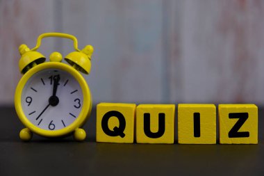 Tahta blokta Yarışma Zamanı. quiz ya da quiz oyunlarına cevap verme kavramı