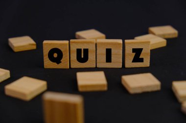 Tahta blokta Yarışma Zamanı. quiz ya da quiz oyunlarına cevap verme kavramı