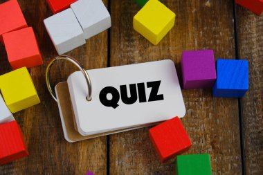 Tahta blokta Yarışma Zamanı. quiz ya da quiz oyunlarına cevap verme kavramı