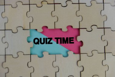 Tahta blokta Yarışma Zamanı. quiz ya da quiz oyunlarına cevap verme kavramı