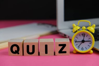 Tahta blokta Yarışma Zamanı. quiz ya da quiz oyunlarına cevap verme kavramı