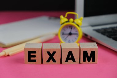 Tahta blokta Yarışma Zamanı. quiz ya da quiz oyunlarına cevap verme kavramı