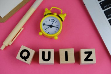Tahta blokta Yarışma Zamanı. quiz ya da quiz oyunlarına cevap verme kavramı