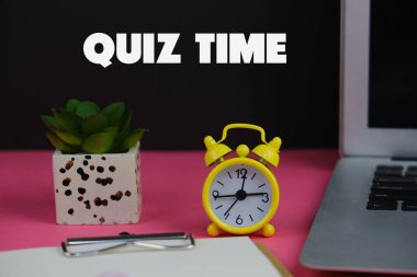 Tahta blokta Yarışma Zamanı. quiz ya da quiz oyunlarına cevap verme kavramı