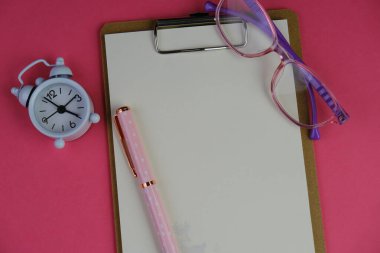 Parlak arkaplanda çalar saat. Metin alanı ile zaman yönetimi ve eğitim veya öğrenme kavramı 