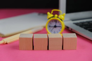 Tahta blok, alarm saati ve metin uzayı kavramının şablonu yok. iş kavramı