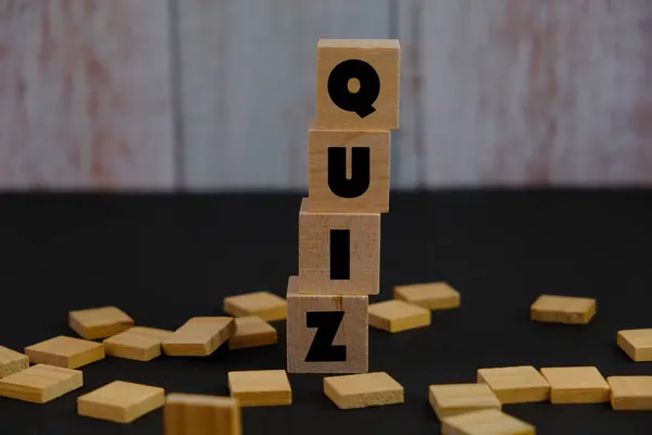 Tahta blokta Yarışma Zamanı. quiz ya da quiz oyunlarına cevap verme kavramı