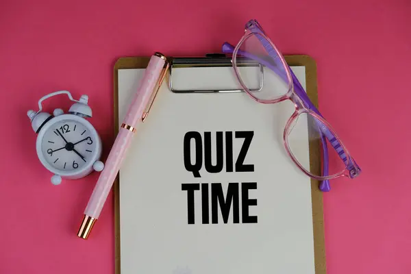 Tahta blokta Yarışma Zamanı. quiz ya da quiz oyunlarına cevap verme kavramı