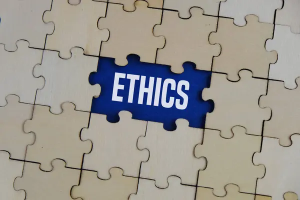 Ahşap yapbozun kayıp parçası ile ilgili etik kelimeler harfler, etik ahlak felsefesi kavramı, iş ve yönetim kavramı. düz arkaplan. 