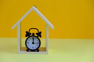 2025 yılının aylık masa takvimi siyah alarmlı ahşap masada..