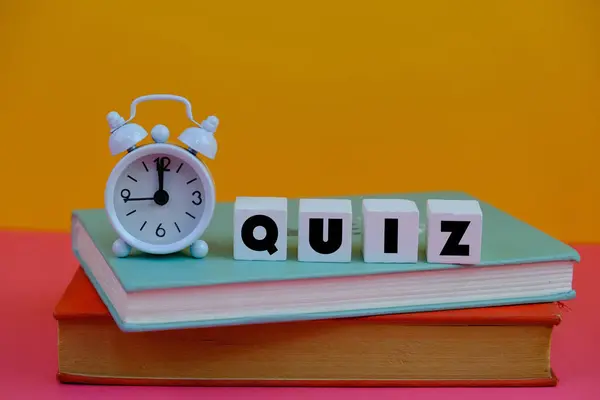 Renkli tahta bloklar hakkında bilgi yarışması. quiz ya da quiz oyunlarına cevap verme kavramı