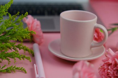 Üzerinde pembe gül tomurcukları olan üst görüntü, gypthe, huzurlu bir pastel arka planda mesaj, aşk ve romantik konsept için metin alanı ile birlikte.