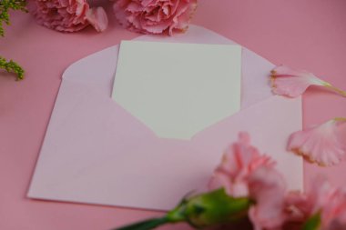 Üzerinde pembe gül tomurcukları olan üst görüntü, gypthe, huzurlu bir pastel arka planda mesaj, aşk ve romantik konsept için metin alanı ile birlikte.