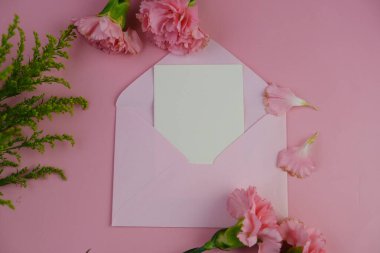 Üzerinde pembe gül tomurcukları olan üst görüntü, gypthe, huzurlu bir pastel arka planda mesaj, aşk ve romantik konsept için metin alanı ile birlikte.