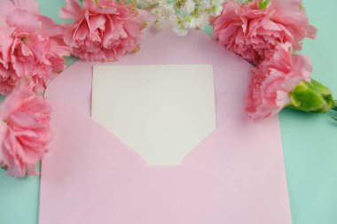 Üzerinde pembe gül tomurcukları olan üst görüntü, gypthe, huzurlu bir pastel arka planda mesaj, aşk ve romantik konsept için metin alanı ile birlikte.