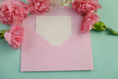 Üzerinde pembe gül tomurcukları olan üst görüntü, gypthe, huzurlu bir pastel arka planda mesaj, aşk ve romantik konsept için metin alanı ile birlikte.