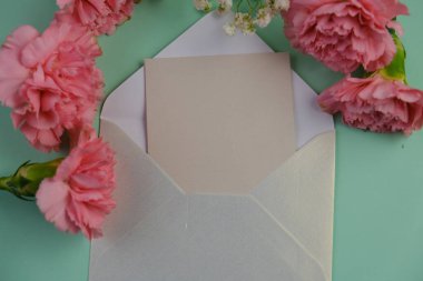 Üzerinde pembe gül tomurcukları olan üst görüntü, gypthe, huzurlu bir pastel arka planda mesaj, aşk ve romantik konsept için metin alanı ile birlikte.