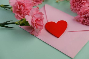 Üzerinde pembe gül tomurcukları olan üst görüntü, gypthe, huzurlu bir pastel arka planda mesaj, aşk ve romantik konsept için metin alanı ile birlikte.