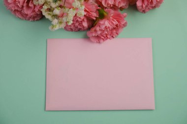 Üzerinde pembe gül tomurcukları olan üst görüntü, gypthe, huzurlu bir pastel arka planda mesaj, aşk ve romantik konsept için metin alanı ile birlikte.