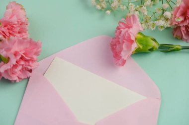 Üzerinde pembe gül tomurcukları olan üst görüntü, gypthe, huzurlu bir pastel arka planda mesaj, aşk ve romantik konsept için metin alanı ile birlikte.