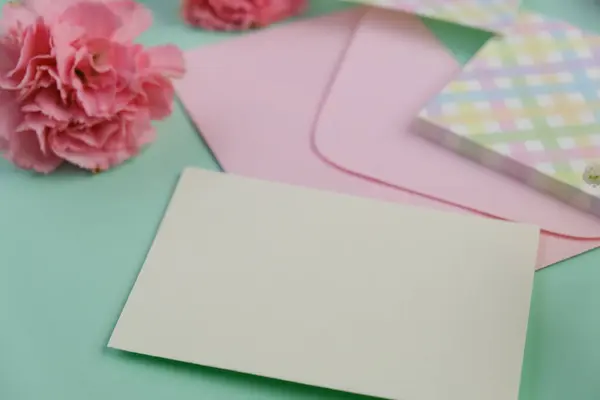 Üzerinde pembe gül tomurcukları olan üst görüntü, gypthe, huzurlu bir pastel arka planda mesaj, aşk ve romantik konsept için metin alanı ile birlikte.