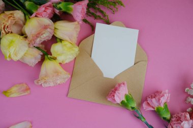 Üzerinde pembe gül tomurcukları olan üst görüntü, gypthe, huzurlu bir pastel arka planda mesaj, aşk ve romantik konsept için metin alanı ile birlikte.