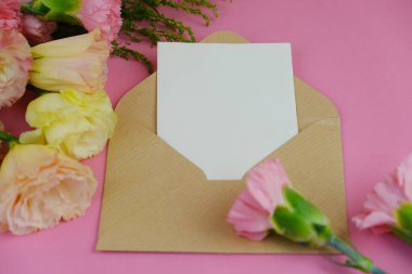 Üzerinde pembe gül tomurcukları olan üst görüntü, gypthe, huzurlu bir pastel arka planda mesaj, aşk ve romantik konsept için metin alanı ile birlikte.